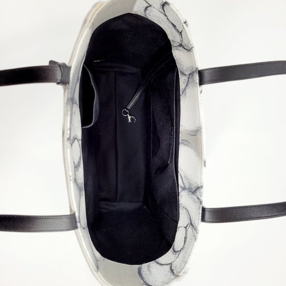 Chanel Camellia CC Tote in Printed Canvas - Picture 3 of 10